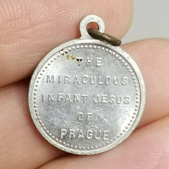 Vintage Miraculous Infant Jesus of Prague Pendant Charm Medallion, Silver Tone - Picture 2 of 7